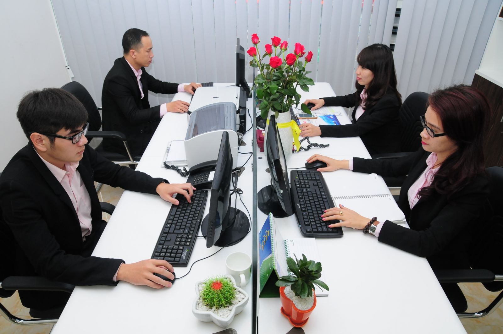 Nên chọn máy tính để bàn để làm việc.